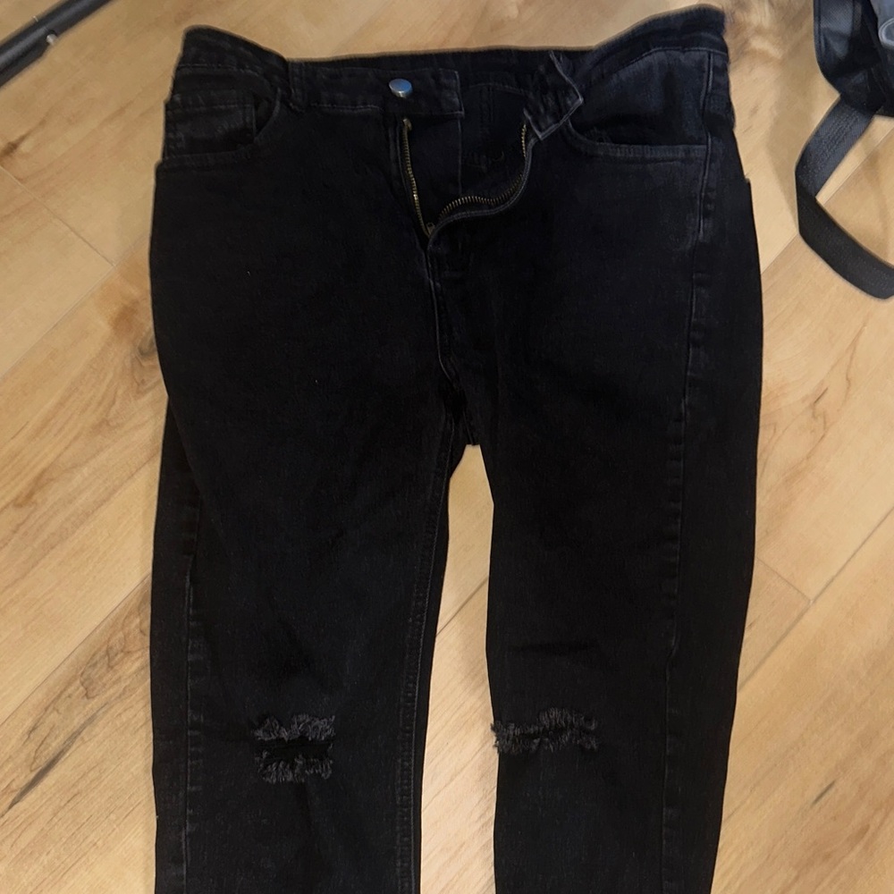 SHEIN Men's Black Distressed Straight Jeans